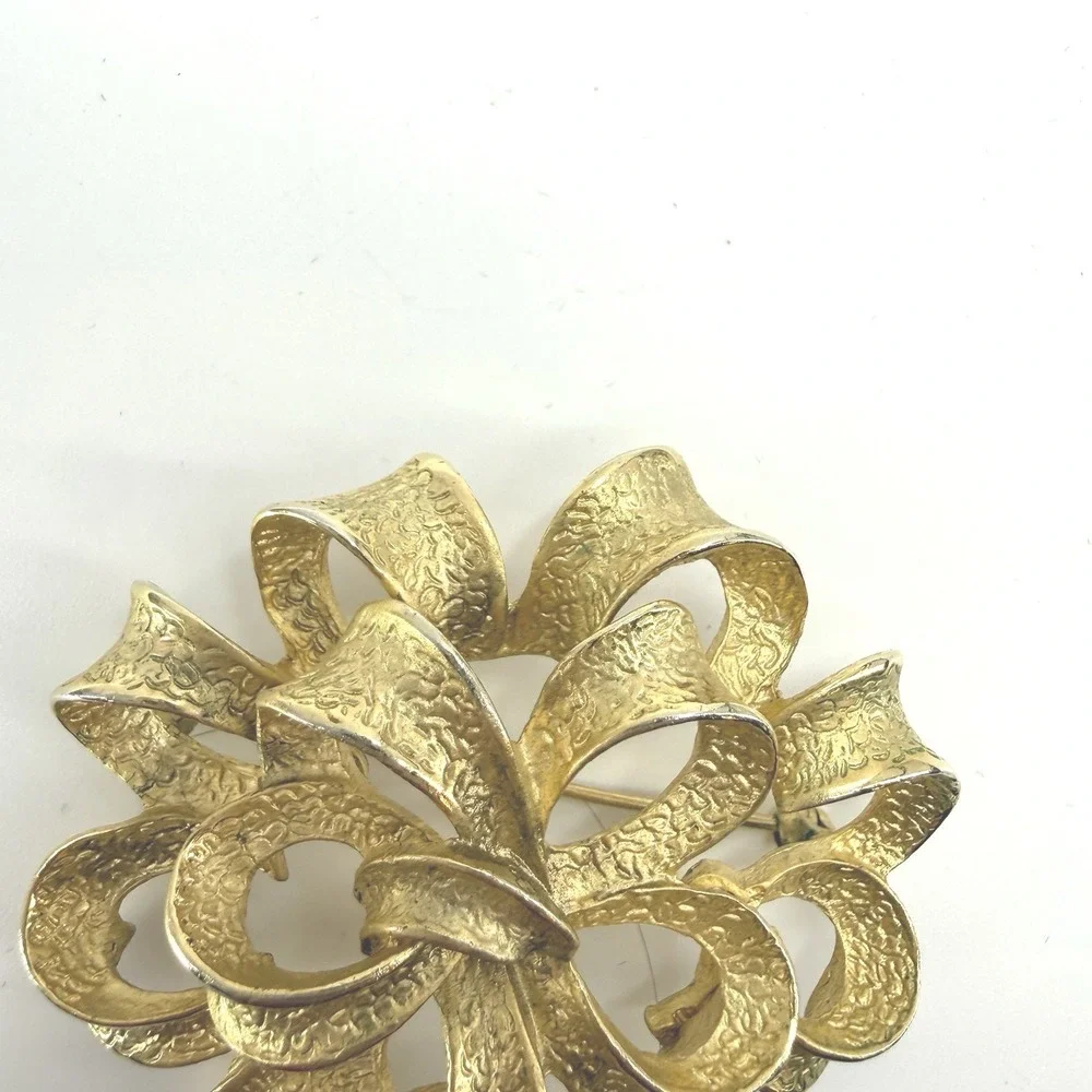 Beautiful Weeping Gold Tone Texture‎ Rosette Bow Style Brooch 2
